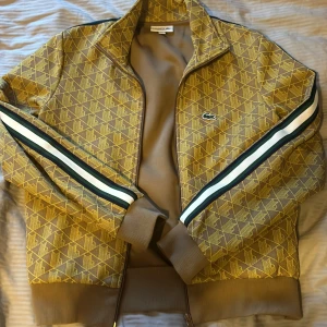 Lacoste tröja  - Aldrig använd, pris kan diskuteras vid snabb affär. Skriv om du har frågor eller vill ha mer bilder!