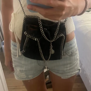 Stella McCartney väska liten - INTRESSEKOLL på min Stella McCartney väska i gott skick! Skriv om ni har ett prisförslag och kontakta vid fler frågor💓