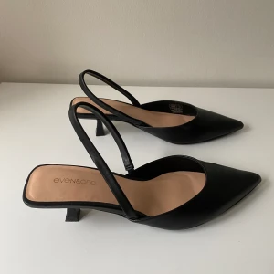 Svarta klackskor  - Superfina svarta klackar från even & odd! Använda fåtal gånger, använt skick men fortfarande superfina!🌷