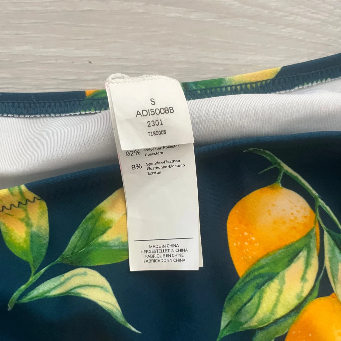 Gul och mörkblå bikini med citronmönster - 2