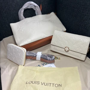 Dam axelväska.  - Skriv för mer information. 1*1