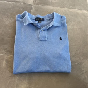 Ralph Lauren pike  - Skick: 9/10 | Finns en fläck men som går bort i tvätten | Storlek: L (barn) | Motsvarar XS | Passar perfekt för dig som är 165-170 | Nypris: 1200 | Mitt pris: 650 | Köparen står för frakt | Hör av er vid frågor. 