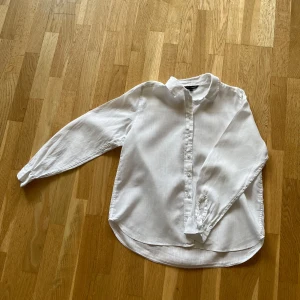 Superfin vit linneskjorta - Säljer denna superfina vita linneskjorta i 100% linne då den inte passar mig längre. Perfekt att ha antingen som den är eller öppen över ett linne. Det är bara att höra av dig om du har frågor! 😊