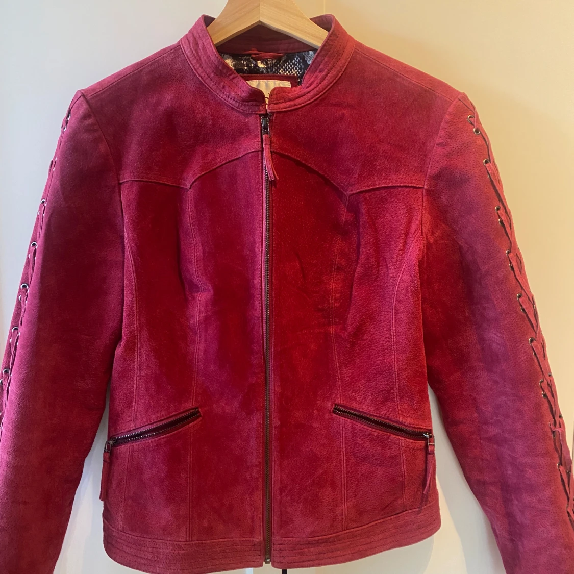 Röd/rosa mockajacka med unika detaljer