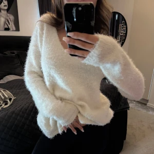 Vit fluffig stickad tröja  - Supermjuk och fluffig vit stickad tröja från Gina Tricot!! 🤍
