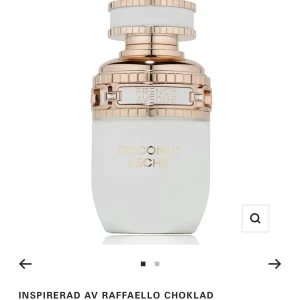 French Avenue Coconut Leche parfym - Lyxig parfymflaska i vitt och guld med texten 'Coconut Leche'. Flaskan har eleganta gulddetaljer och inspireras av Raffaello choklad. Doften har tydliga inslag av kokos och mjölkiga toner, perfekt för dig som gillar söta och krämiga parfymer. Använd endast en gång när jag testa den 