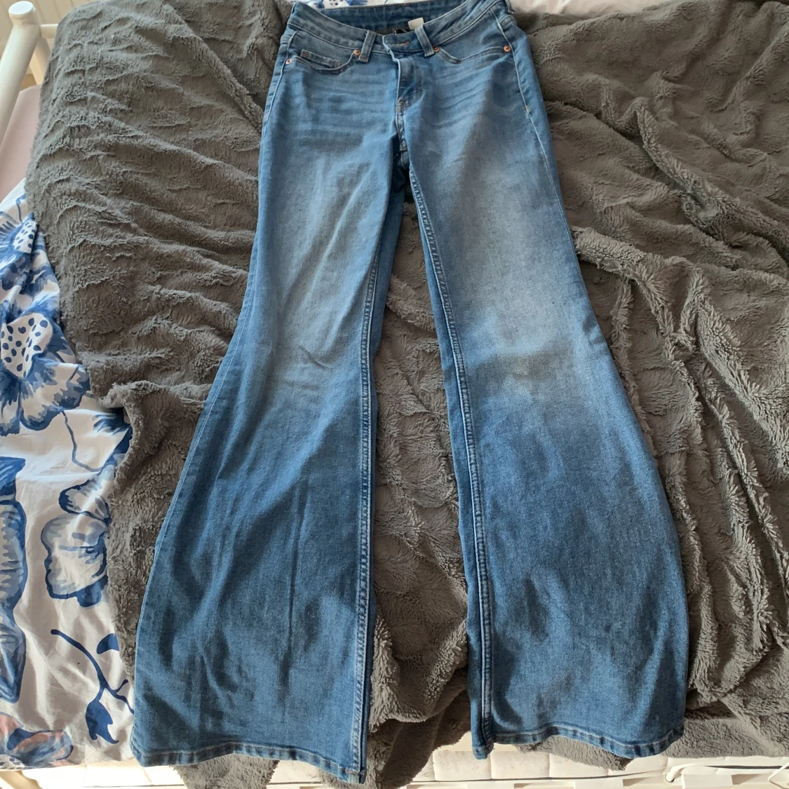 Blå bootcut jeans från H&M Divided