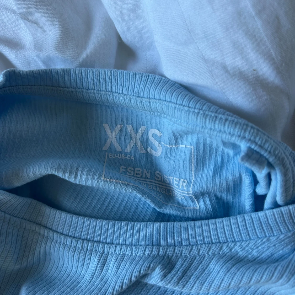 Ljusblå croppad topp från FSBN Sister - 1