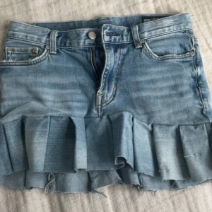 Jeanskjol med volang från Crocker - Supersöt ljusblå jeanskjol från crocker med volangkant nedtill.                                                             40 cm tvärst över midjan och 70 cm runt hela midjan! 