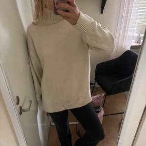Beige polotröja från H&M i stickat - Mysig beige polotröja från H&M i stickat material. Tröjan har en hög krage, ribbade muddar och slitsar i sidorna.❤️skriv om ni har några frågor eller så☺️