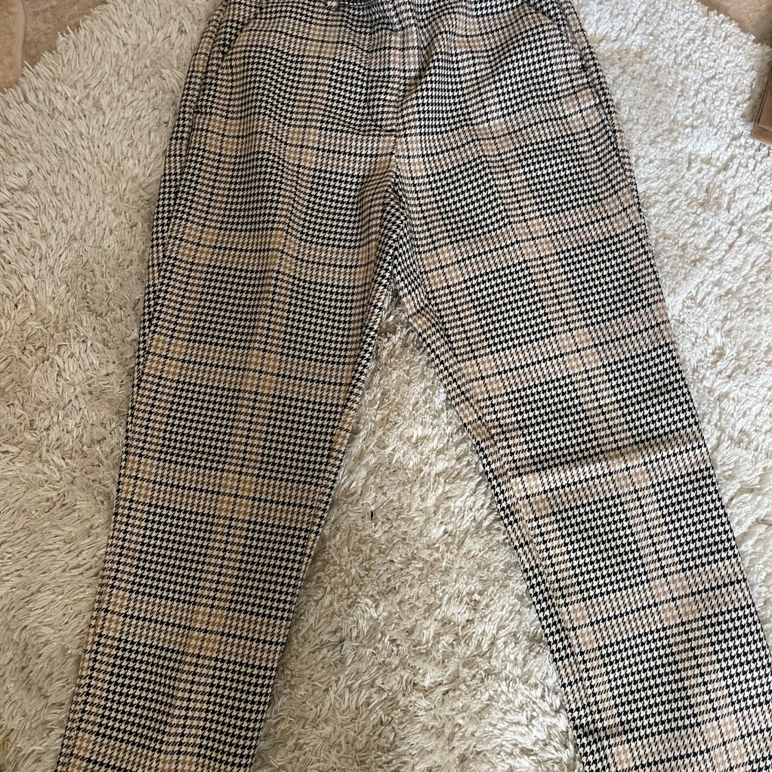 Rutigta kostymbyxor i beige och svart - 1