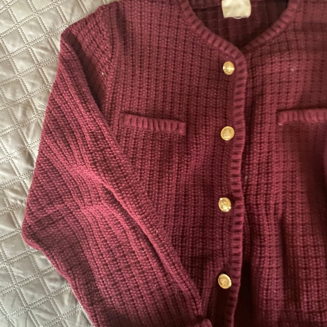 Vinröd stickad kofta med guldknappar