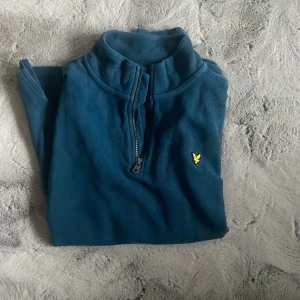  half zip tröja från Lyle & Scott - Säljer en half zip tröja från Lyle  Scott. Aldrig använd, helt ny så inga skador eller defekter på tröjan. Pris kan diskuteras. 