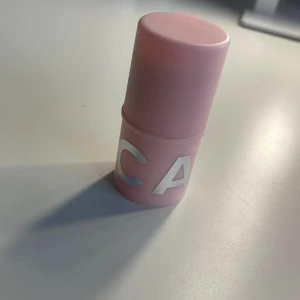 Blush stick från CAIA - I färgen berry smoothie , inte använt så mycket o finns väldigt mycket produkt kvar.
