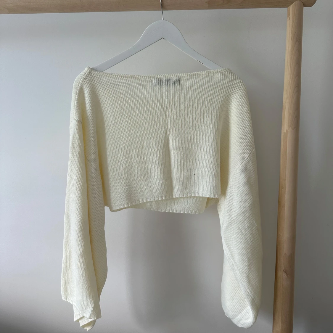 Vit croppad stickad tröja White Fox - 2