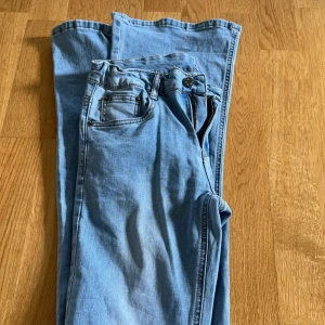 Ljusblå raka jeans - Low waist från kids brandstore, storlek 34/36 stretshiga i materialet.