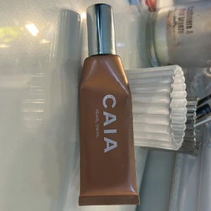 CAIA Pearl Swirl Liquid Highlighter - Superfin under smink och toppa med men använder inte highligter alls. Ca 40% i förpackningen säljs för 50 men vill man köpa ngt mer på min sida kan man( FÅ DEN FÖR 20kr!) Skriv vid frågor😊