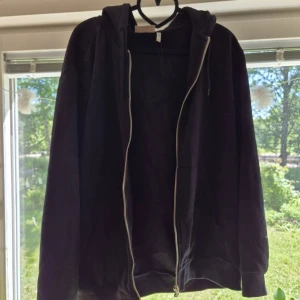 WEEKDAY KOFTA - Svart kofta från Weekday, knappt använd! Jättemysigt material på insidan <3