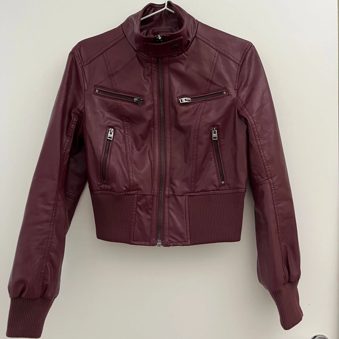 Vinröd skinnjacka med dragkedjor