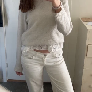 Vita jeans  - Säljer ett par vita jeans med låg midja och wide fit. Jag har sytt om sömnen där nere för att göra de längre men de är tyvärr fortfarande lite korta på mig som är 178cm💕Köptes för 600.