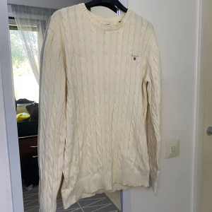 Stickad tröja- Gant - Stickad tröja från Gant- mycket bra skick. Tillverkad av premium cotton. Storlek M. Perfekt inför hösten/vintern.