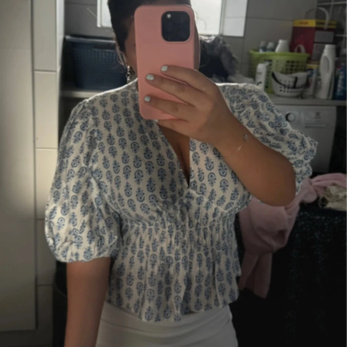 Vit och blå blus med puffärm