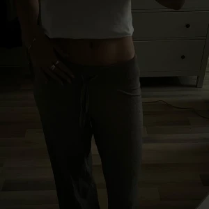 Beige stickade mjukisbyxor med snörning - Jättefina mysbyxor i skönt material🤎Säljer då jag måste rensa garderoben annars är dessa knappt använda och i superbra skick🤎