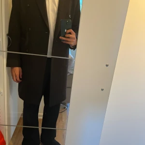 Stilren Brun dubbelknäppt rock - John Henric - Säljer min stilrena bruna rock från John Henric i dubbelknäppt modell. Rocken har breda slag, fickor på både in och utsidan samt är fodrad. Materialmix av ull, polyester och kashmir. Använd en handfull gånger. Köptes i vintras och säljer nu pga för kort i armarna.  Storlek 48 vilket är ungefär en klassisk Medium.  Nypris som ni ser på sista bild: 4199 kr  Endast seriösa bud👍🏼  Skriv för mer info!