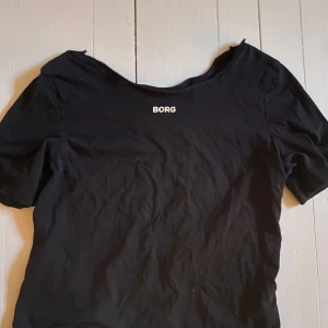 Swag tshirt - Off shoulder topp från Björn Borg, den har coola detaljer på ryggen som ger ett unikt intryck!