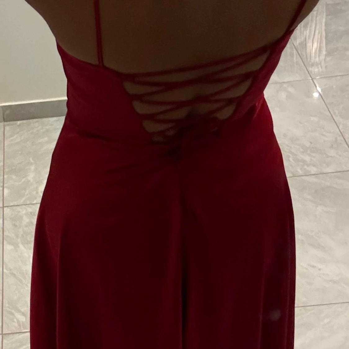 Röd långklänning med snörning i ryggen - 2
