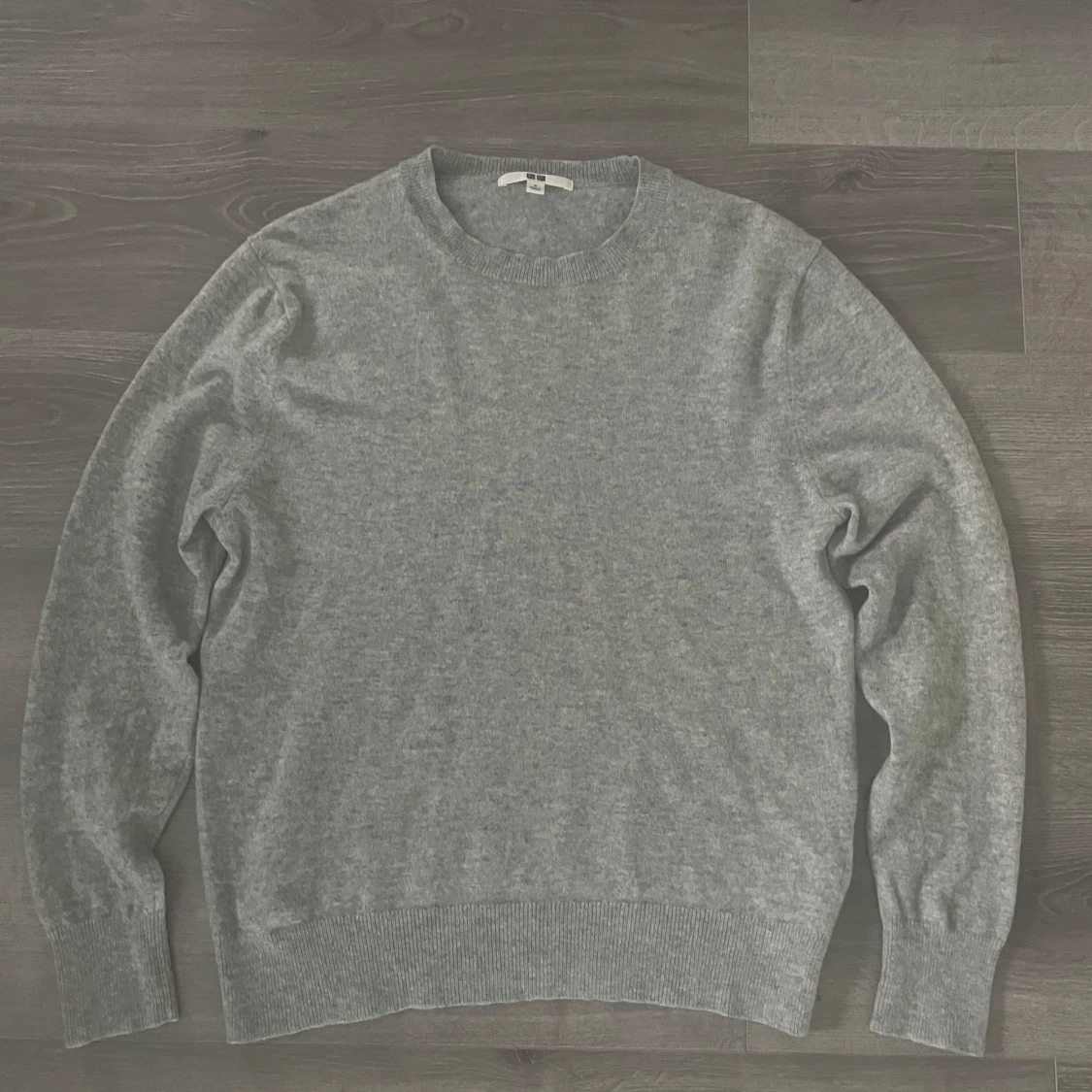 Grå kashmirtröja från Uniqlo