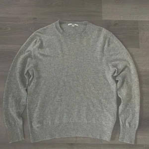 Grå kashmirtröja från Uniqlo - Mjuk och stilren grå tröja i 100% kashmir från Uniqlo. Klassisk rund halsringning och ribbade muddar vid ärmslut och nederkant. Perfekt för dig som vill ha en enkel men lyxig look. Storlek S men upplever att den är något liten. Priset går att diskutera det är bara att höra av sig✅🤩