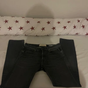 Replay Grover svarta jeans straight fit - Säljer ett par svarta Replay Grover jeans i straight fit. Jeansen har klassisk femficksdesign, snygga detaljer på bakfickorna och är tillverkade i slitstarkt denim. Perfekta för dig som gillar en rak och tidlös look.