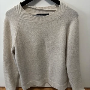 Beige stickad tröja från Vero Moda - Supermjuk beige stickad tröja från Vero Moda med rund halsringning och ribbade muddar. Perfekt basic med lång ärm och relaxed fit, funkar till allt och är lätt att matcha med jeans eller kjol.