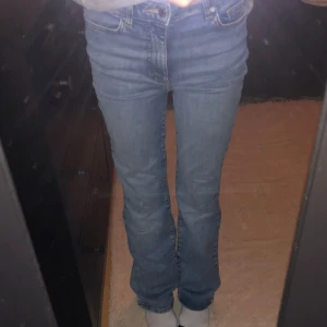 Ljusblå bootcut jeans - Säljer ett par hög midjan jeans men skulle mer säga att de är halv midjade, jätte fin enkla vardagliga jeans säljer pga jag rensar min garderob🤗💕