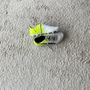 Puma fotbollsskor  - Väldigt bra skick endast använda 2 ggr, dobbarna är som nya och materialet