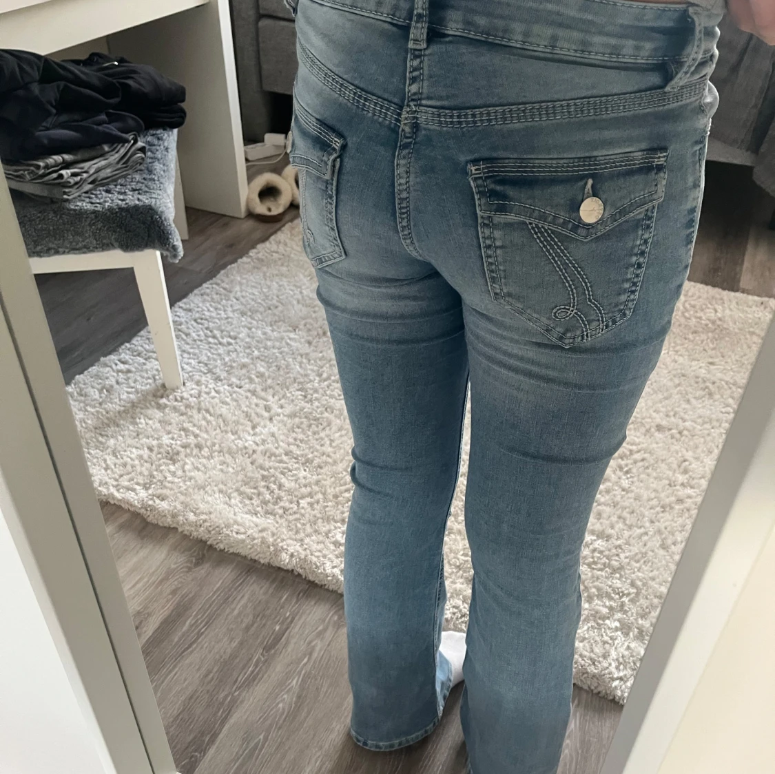 Ljusblå bootcut jeans från Lindex - 1