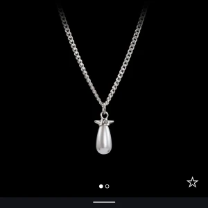 Maria Nilsdotter liknande halsband - Säljer detta halsband då jag köpte ett annat. Liknar det från maria Nilsdotter som kostar 2595, använt 1 gång så nyskick. Längd 40 - 45 🫶🏼💕
