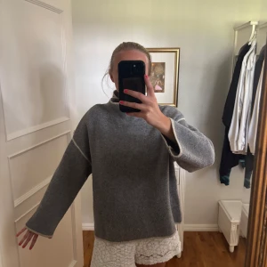 Grå stickad polotröja med vida ärmar - Stickad tröja från Zara med vitt vid sömmarna ❤️ Lite nopprig 