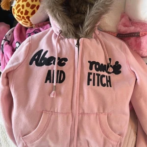 Tröja med päls - Super snygg tröja med päls som är mjuk. Storlek M men mer som en S. 