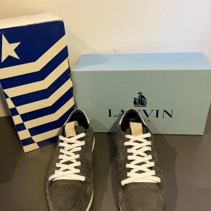 Philippe Model Trainers - Snygga trainers från Philippe Model i marinblå mocka med vita detaljer och vita snören. Storlek 42,5 i 8/10 skick men de är både renade, färgade med vit färg på sulan och så har jag använt mockaborste på de så de perfekt nu för hösten😇😇😇