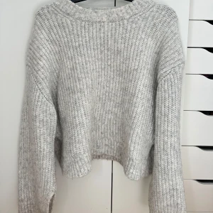 Grå stickad tröja - Söt stickad tröja från Gina tricot. Väldigt fin till hösten. Hör av er vid frågor, pris kan diskuteras💖