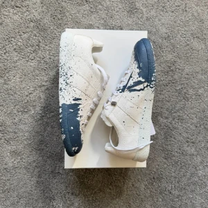 Maison Margiela gats. - Riktigt snygga maison margiela gats. Köpta tidigare under året för ungefär 3200 och säljer nu för 2499. Aldrig använda. Storlek 39 sitter som 40. Skriv vid intresse. Pris ej hugget i sten.