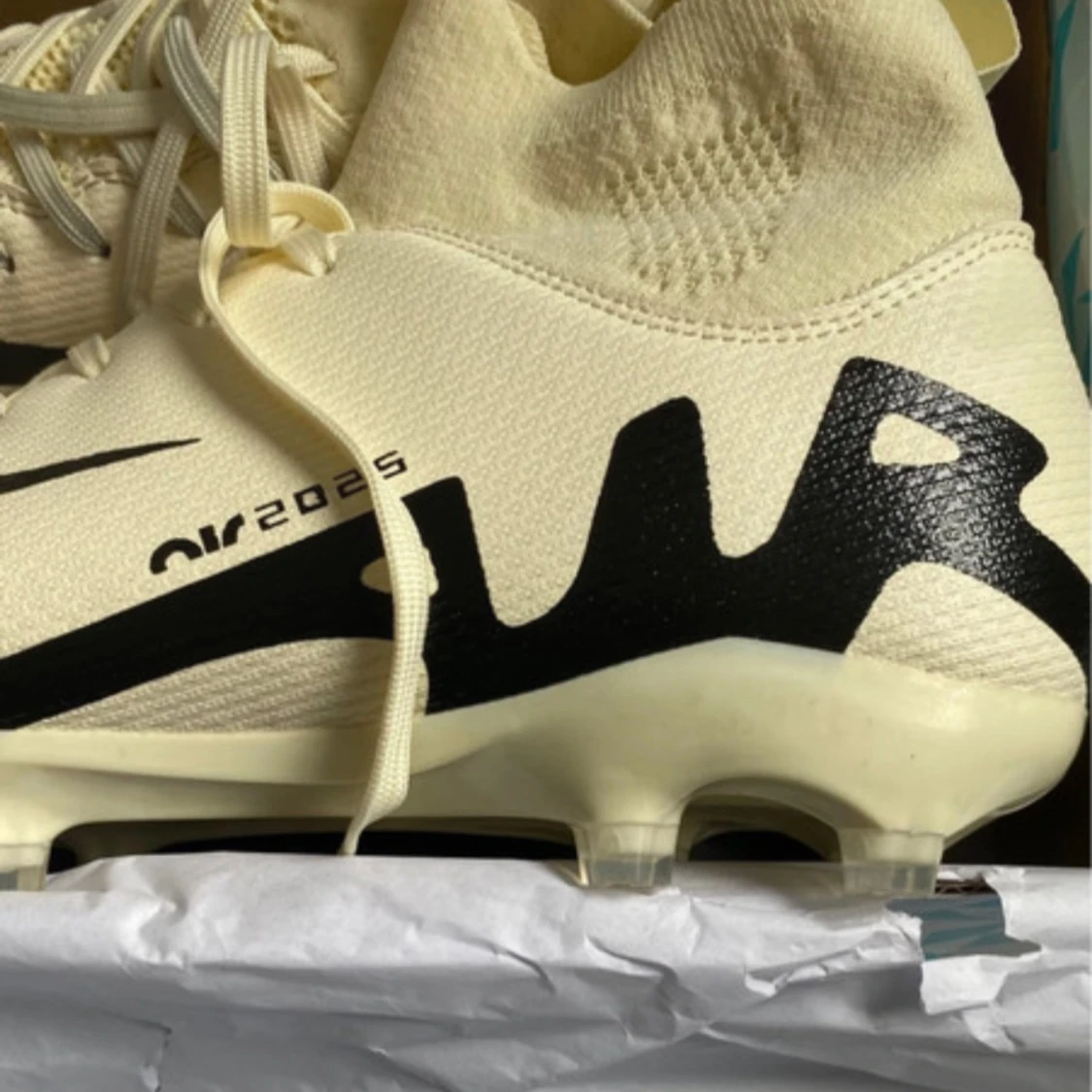 Beige och svarta fotbollsskor Air 2025 - 1