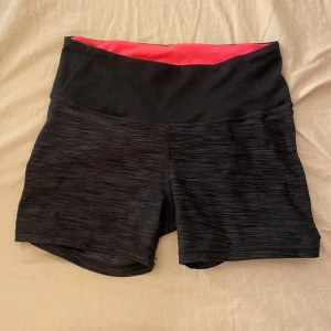 Svarta tränings shorts - Snygga svarta tränings shorts med stretchigt material som sitter tight och bekvämt, perfekta för gymmet eller löprundan. 