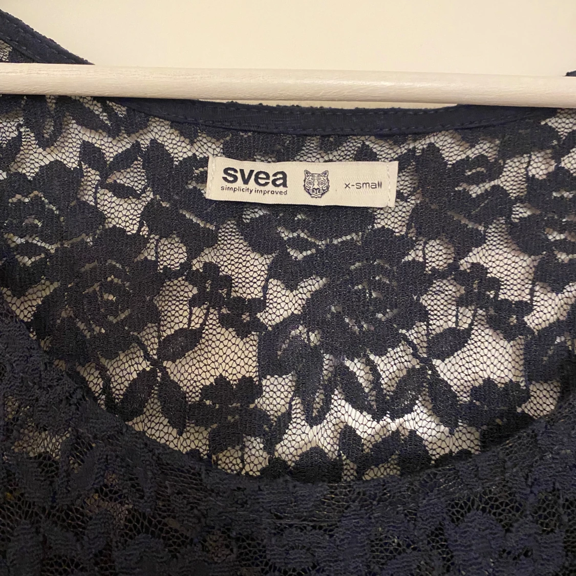 Mörkblå blus med spets från Svea - 1