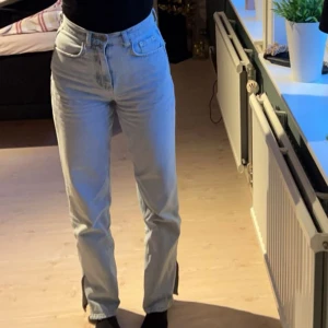Ljusblå jeans med slits från ginatricot  - Ljusblå raka jeans från gina med hög midja och slitsar nertill på benen. 