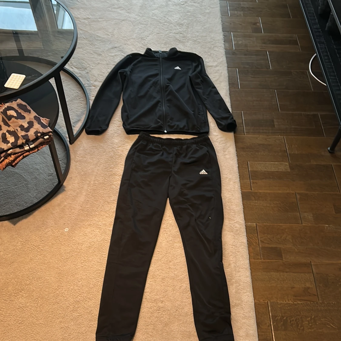 Svarta Adidas träningsbyxor 13/14y