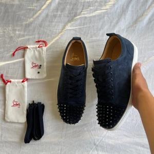 Navy Louboutin Skor  - Säljer dessa super snygga och väldigt ovanliga Louboutin skorna i otroligt bra skick 10/10. Storlek 41 sitter som 41–41,5. Inget og/tillbehör endast snören och nitar därför till ett så lågt pris