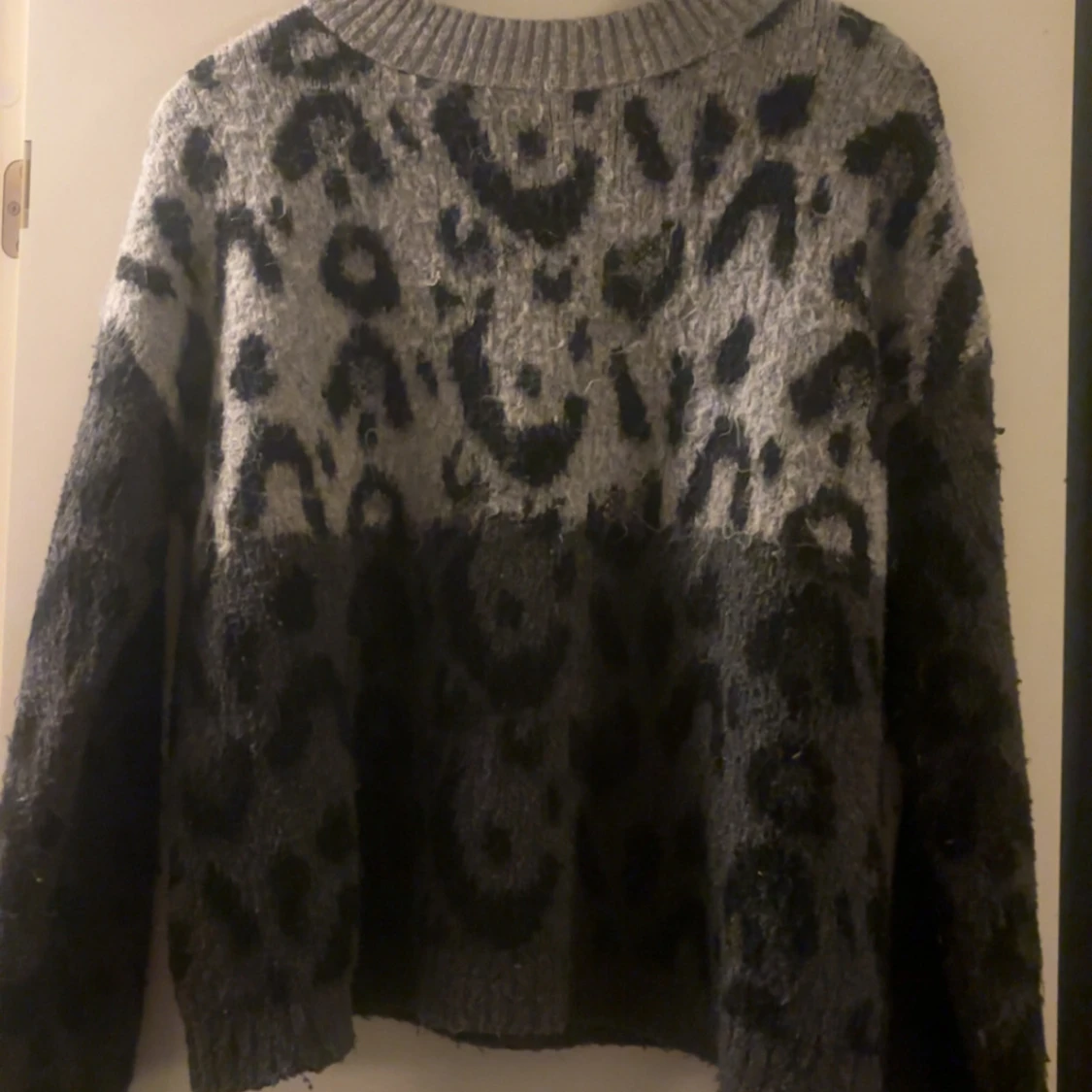 Grå leopardmönstrad stickad tröja Mango - 2